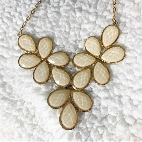 Shimmery petals statement necklace - Picture 4 of 7